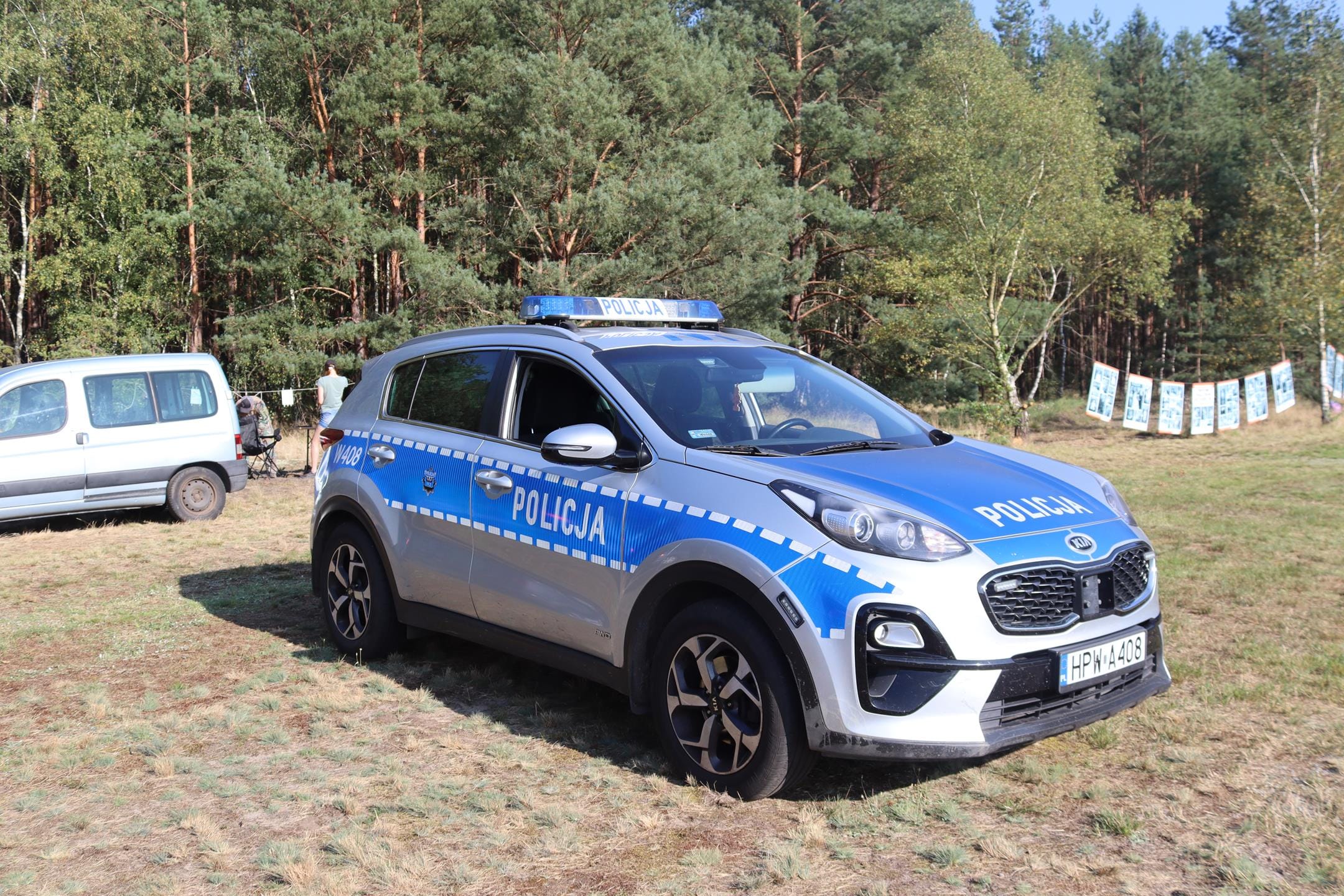 Sołtys prosi o oddelegowanie policjantów do kierowania ruchem ... a police car parked in a field
