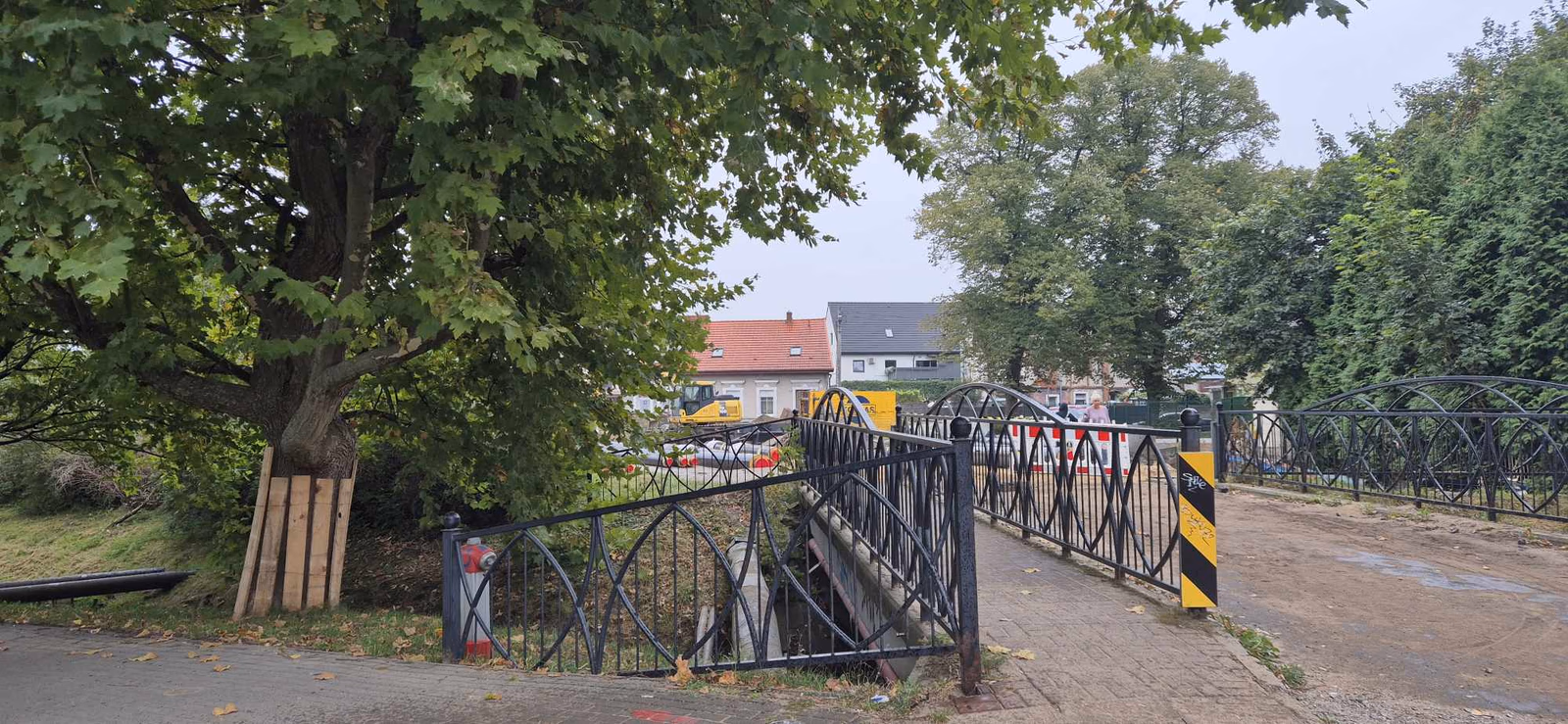 mostek nad strugą w oddali roboty drogowe