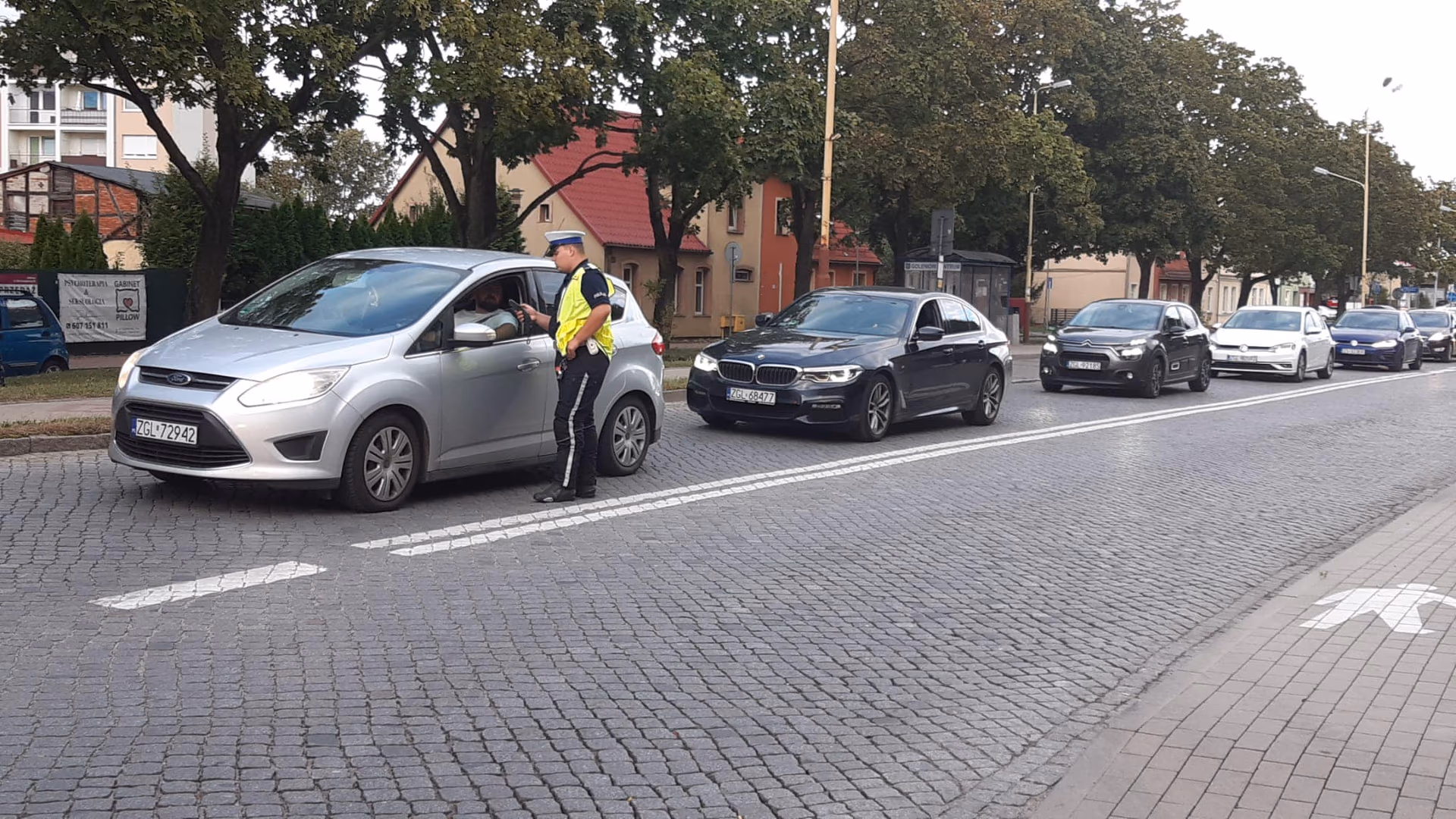 Policjant sprawdza trzeźwość kierowców