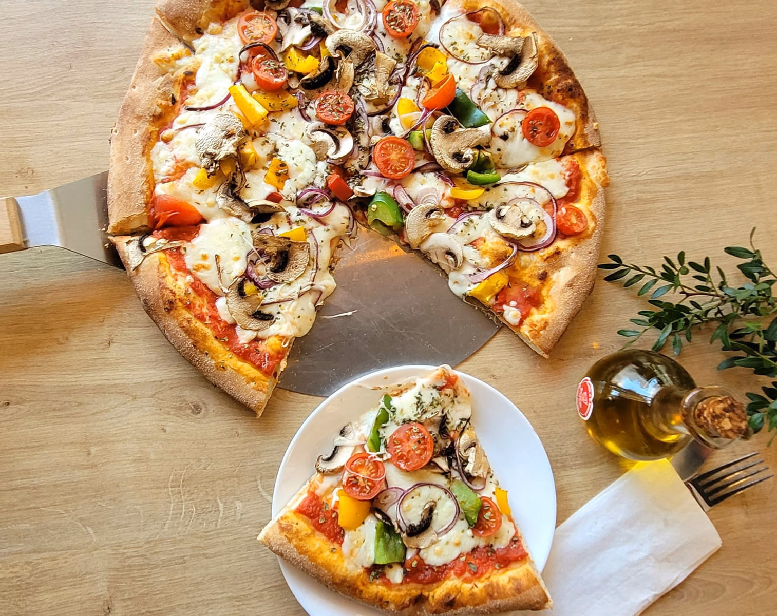 pizza podana na stole