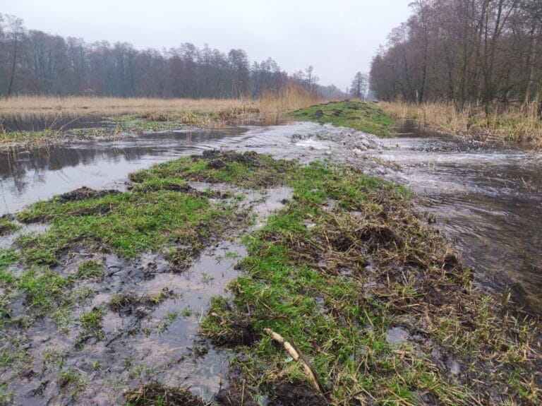 Uwaga – Zakaz poruszania się po wałach