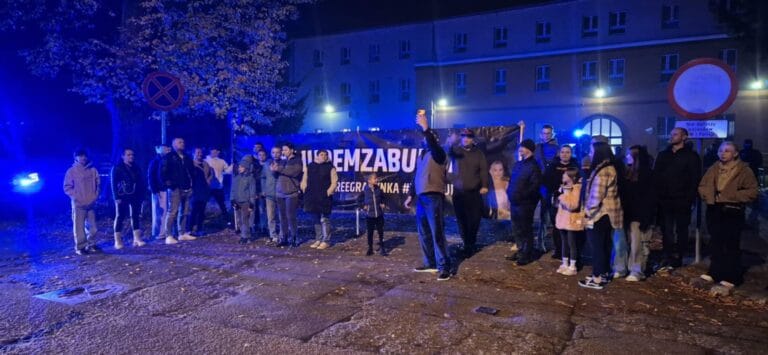 Fani wsparli Buddę i Grażynkę. Akcja pod ZK Goleniów