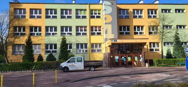 Toalety są zapchane, a w ich rurach znajdują się pozostałości poremontowe  – Interpelacja Radnego w sprawie SP 4