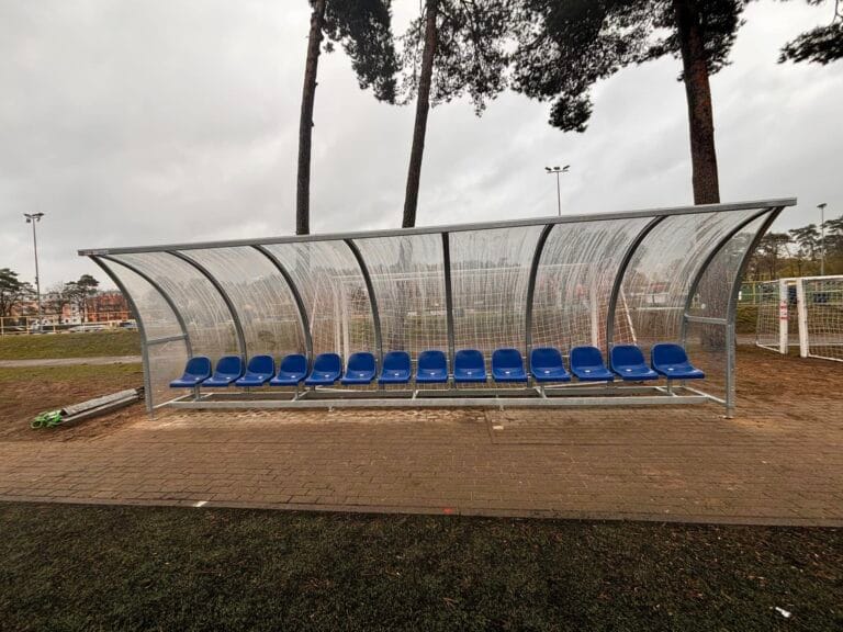 Dwie nowe wiaty sportowe na stadionie