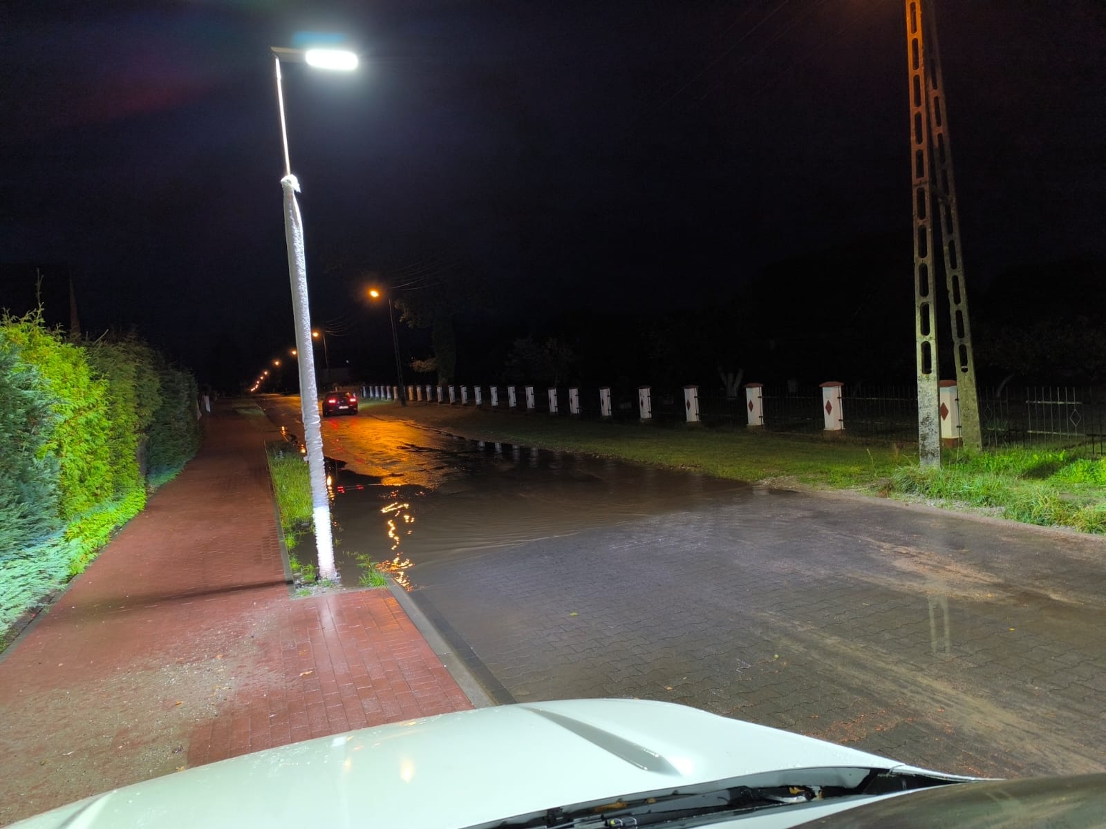 Zalewa, kostka odpada, kolizje elektryczne i ogólnie patobudowlanka ... a