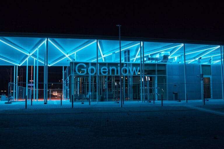 Dworzec PKP w Goleniowie: Radny apeluje o zmiany. Czy godziny otwarcia zostaną dostosowane do pociągów na stałe?