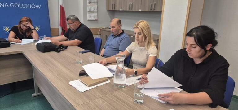 Koniec z „prywatą” na sesjach? Wojewoda bierze pod lupę układy radnych
