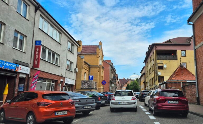 Goleniowski paraliż postojowy: Czy w centrum miasta jest jeszcze miejsce dla mieszkańców?