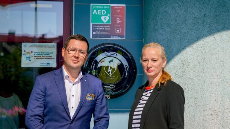 Dwa defibrylatory w jednym budynku. Radny proponuje zmianę lokalizacji
