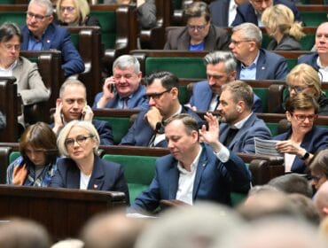 Sejm zaostrza zasady jawności: umowy od 500 zł trafią do publicznego rejestru