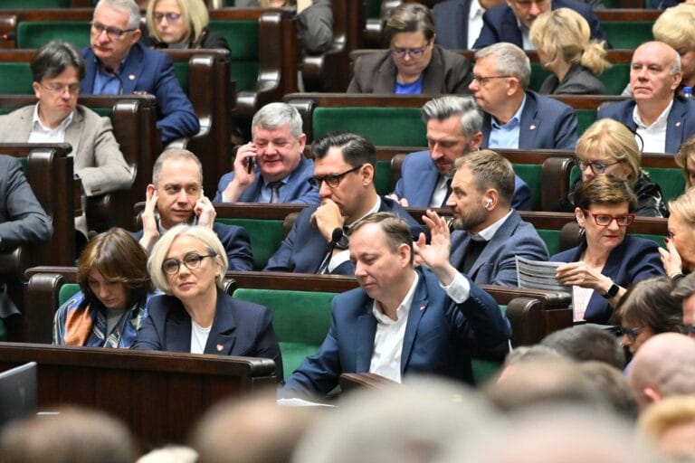 Sejm zaostrza zasady jawności: umowy od 500 zł trafią do publicznego rejestru