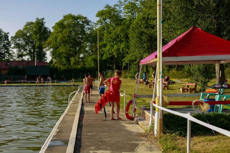 Gmina kontra logika – krótka satyra o basenie, którego nie było, ale był …