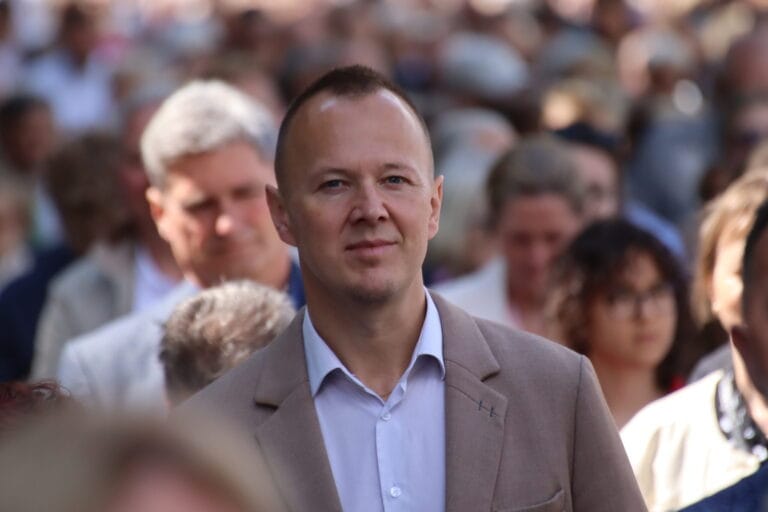 KIEDY KRYTYKA BURMISTRZA KOŃCZY SIĘ AUTOCENZURĄ – autor Grzegorz Gwadera