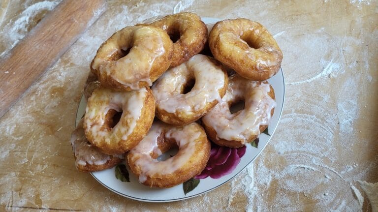 Kto dostarczył pączki do urzędu ? Nietuzinkowa interpelacja Radnego