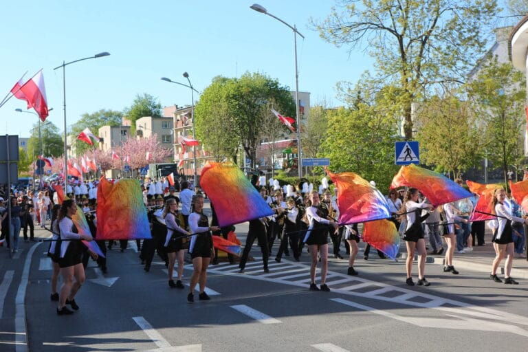 Gdzie kończy się sztuka, a zaczyna brak wyczucia? Refleksje po kontrowersyjnym występie w Dniu Flagi