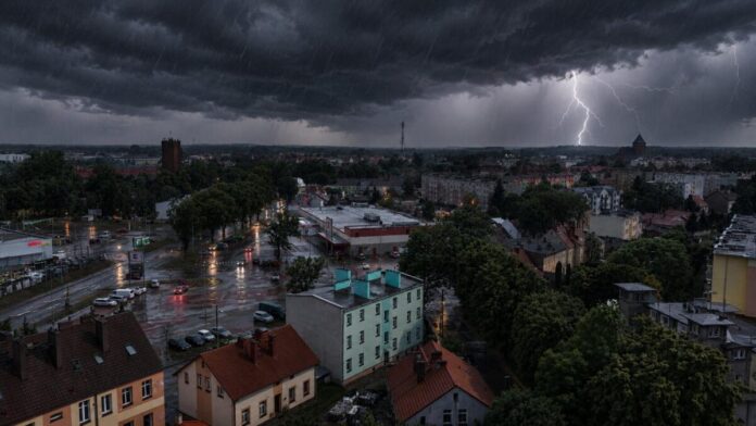 Alert RCB ostrzegający przed burzą w Goleniowie, chmury burzowe nad miastem