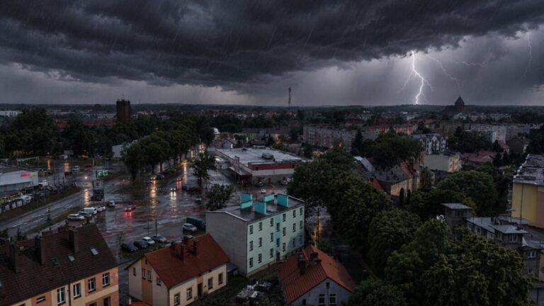 Gwałtowna burza nad Goleniowem alert bezpieczeństwa