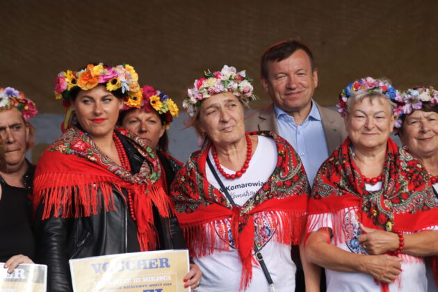 na pierwszym planie kobiety z KGW Komarowianki z voucherem za osiągnięcia w konkursie wieńcowym mosty 2026, na drugim planie poseł na sejm RP Jarosław Rzepa