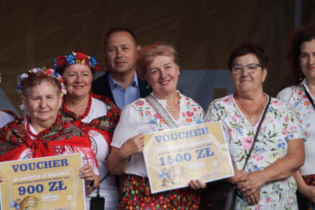 na pierwszym planie kobiety z kgw z voucherami za osiągnięcia w konkursie wieńcowym mosty 2026, a na drugim planie vice starosta Tomasz Kulinicz