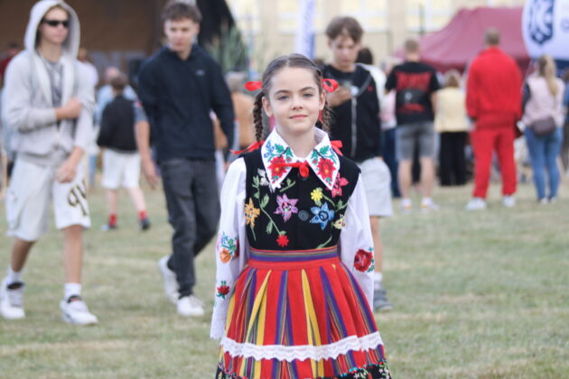 dziewczynka w stroju ludowym dożynki gminne 2026