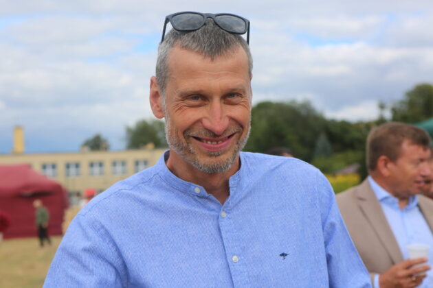Paweł Gulbinowicz za nim w tle poseł na sejm RP Jarosław Rzepa